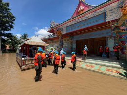 ยงคอนกรีตร่วมพลังจิตอาสา เสริมแนวกั้นน้ำ ป้องวัดถาวรวรารามและชุมชน