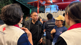 บริษัท ยงคอนกรีต จำกัด (มหาชน) ผนึกกำลัง สภาอุตสาหกรรมจังหวัดกาญจนบุรี ลงพื้นที่ส่งมอบถุงยังชีพบรรเทาทุกข์ผู้ประสบอุทกภัย
