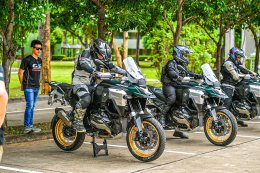 Manual transmission (MT) version and the ASA (automatic shifting) version of the BMW R 1300 GSA