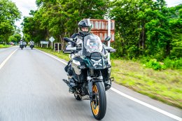 Manual transmission (MT) version and the ASA (automatic shifting) version of the BMW R 1300 GSA