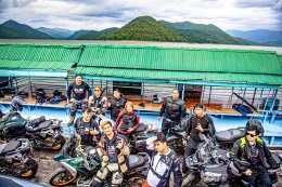 Manual transmission (MT) version and the ASA (automatic shifting) version of the BMW R 1300 GSA