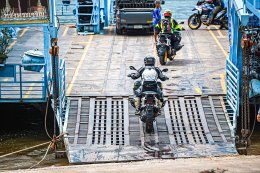 Manual transmission (MT) version and the ASA (automatic shifting) version of the BMW R 1300 GSA