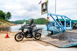 Manual transmission (MT) version and the ASA (automatic shifting) version of the BMW R 1300 GSA