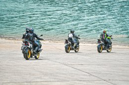 Manual transmission (MT) version and the ASA (automatic shifting) version of the BMW R 1300 GSA