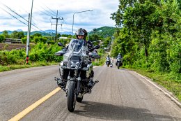 Manual transmission (MT) version and the ASA (automatic shifting) version of the BMW R 1300 GSA
