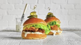 Crunchy Smoked Chicken Breast with Jalapeno Aioli : อกไก่รมควันกรุบกรอบกับ Jalapeno Aioli