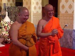 พระพรหมบัณฑิต อธิการบดีมหาวิทยาลัย มหาจุฬาลงกรณราชวิทยาลัย นำคณะผู้บริหาร คณะจารย์ เข้าสักการะอัฐิเจ้าประคุณสมเด็จพระพุฒาจารย์(เกี่ยว อุปเสณมหาเถระ) 