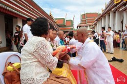 นำนาคเวียนรอบพระอุโบสถ กล่าวคำวันทาเสมา หลังจากนั้นบิดามารดา มอบผ้าไตร และส่งนาคเข้าสู่ภายในพระอุโบสถ