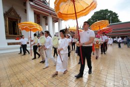 นำนาคเวียนรอบพระอุโบสถ กล่าวคำวันทาเสมา หลังจากนั้นบิดามารดา มอบผ้าไตร และส่งนาคเข้าสู่ภายในพระอุโบสถ