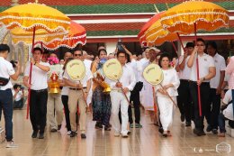 นำนาคเวียนรอบพระอุโบสถ กล่าวคำวันทาเสมา หลังจากนั้นบิดามารดา มอบผ้าไตร และส่งนาคเข้าสู่ภายในพระอุโบสถ