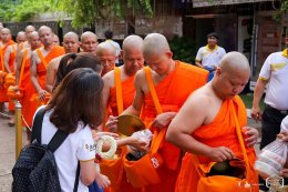 พระปัญญาวชิราภรณ์ นำพระบวชใหม่โครงการสันติธรรม รุ่นที่๕ เดินบิณฑบาตรรอบภูเขาทอง