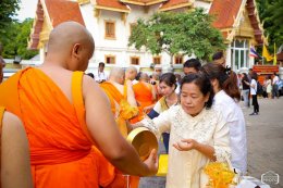 พระปัญญาวชิราภรณ์ นำพระบวชใหม่โครงการสันติธรรม รุ่นที่๕ เดินบิณฑบาตรรอบภูเขาทอง