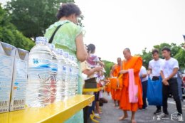 พระปัญญาวชิราภรณ์ นำพระบวชใหม่โครงการสันติธรรม รุ่นที่๕ เดินบิณฑบาตรรอบภูเขาทอง