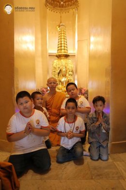 อดีตสามเณรปลูกปัญญาธรรมปี ๕ และผู้ปกครอง  มาร่วมทำบุญถวายภัตตาหารเพล แก่คณะพระอาจารย์พี่เลี้ยง และคณะพระวิทยากรกระบวนธรรม จำนวน ๘๙ รูป