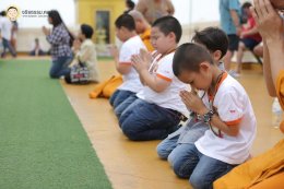 อดีตสามเณรปลูกปัญญาธรรมปี ๕ และผู้ปกครอง  มาร่วมทำบุญถวายภัตตาหารเพล แก่คณะพระอาจารย์พี่เลี้ยง และคณะพระวิทยากรกระบวนธรรม จำนวน ๘๙ รูป