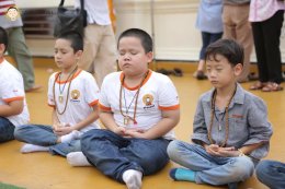 อดีตสามเณรปลูกปัญญาธรรมปี ๕ และผู้ปกครอง  มาร่วมทำบุญถวายภัตตาหารเพล แก่คณะพระอาจารย์พี่เลี้ยง และคณะพระวิทยากรกระบวนธรรม จำนวน ๘๙ รูป