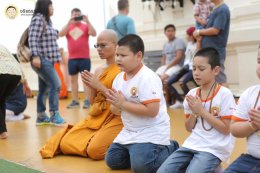 อดีตสามเณรปลูกปัญญาธรรมปี ๕ และผู้ปกครอง  มาร่วมทำบุญถวายภัตตาหารเพล แก่คณะพระอาจารย์พี่เลี้ยง และคณะพระวิทยากรกระบวนธรรม จำนวน ๘๙ รูป