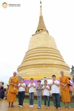 อดีตสามเณรปลูกปัญญาธรรมปี ๕ และผู้ปกครอง  มาร่วมทำบุญถวายภัตตาหารเพล แก่คณะพระอาจารย์พี่เลี้ยง และคณะพระวิทยากรกระบวนธรรม จำนวน ๘๙ รูป