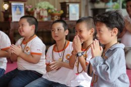 อดีตสามเณรปลูกปัญญาธรรมปี ๕ และผู้ปกครอง  มาร่วมทำบุญถวายภัตตาหารเพล แก่คณะพระอาจารย์พี่เลี้ยง และคณะพระวิทยากรกระบวนธรรม จำนวน ๘๙ รูป