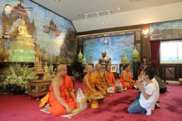 อดีตสามเณรปลูกปัญญาธรรมปี ๕ และผู้ปกครอง  มาร่วมทำบุญถวายภัตตาหารเพล แก่คณะพระอาจารย์พี่เลี้ยง และคณะพระวิทยากรกระบวนธรรม จำนวน ๘๙ รูป