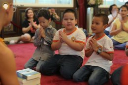 อดีตสามเณรปลูกปัญญาธรรมปี ๕ และผู้ปกครอง  มาร่วมทำบุญถวายภัตตาหารเพล แก่คณะพระอาจารย์พี่เลี้ยง และคณะพระวิทยากรกระบวนธรรม จำนวน ๘๙ รูป