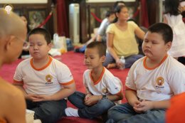 อดีตสามเณรปลูกปัญญาธรรมปี ๕ และผู้ปกครอง  มาร่วมทำบุญถวายภัตตาหารเพล แก่คณะพระอาจารย์พี่เลี้ยง และคณะพระวิทยากรกระบวนธรรม จำนวน ๘๙ รูป