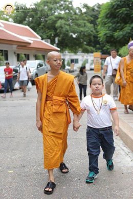 อดีตสามเณรปลูกปัญญาธรรมปี ๕ และผู้ปกครอง  มาร่วมทำบุญถวายภัตตาหารเพล แก่คณะพระอาจารย์พี่เลี้ยง และคณะพระวิทยากรกระบวนธรรม จำนวน ๘๙ รูป