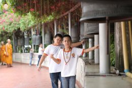 อดีตสามเณรปลูกปัญญาธรรมปี ๕ และผู้ปกครอง  มาร่วมทำบุญถวายภัตตาหารเพล แก่คณะพระอาจารย์พี่เลี้ยง และคณะพระวิทยากรกระบวนธรรม จำนวน ๘๙ รูป