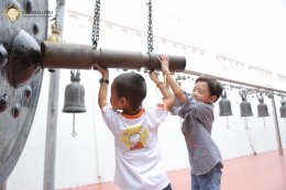 อดีตสามเณรปลูกปัญญาธรรมปี ๕ และผู้ปกครอง  มาร่วมทำบุญถวายภัตตาหารเพล แก่คณะพระอาจารย์พี่เลี้ยง และคณะพระวิทยากรกระบวนธรรม จำนวน ๘๙ รูป