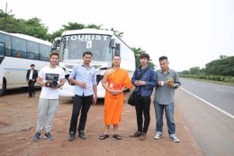 ทีมงานจริยธรรมแชนแนล ปฏิบัติหน้าที่บันทึกเทป และภาพนิ่ง ในโครงการอบรมพระวิทยากรกระบวนธรรม รุ่นที่ ๑ ระหว่างวันที่ ๓ -๘ กรกฎาคม ๒๕๕๙ ณ ประเทศอินเดีย