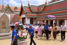 ผู้อำนวยการโรงเรียนสาธิตจุฬาฯ ฝ่ายประถม (รศ.สุพร ชัยเดชสุริยะ) พร้อมด้วยคณาจารย์ และนักเรียนนำเทียนพรรษาไปประกอบพิธีถวายแด่พระสงฆ์ที่วัดสระเกศ