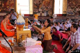 ผู้อำนวยการโรงเรียนสาธิตจุฬาฯ ฝ่ายประถม (รศ.สุพร ชัยเดชสุริยะ) พร้อมด้วยคณาจารย์ และนักเรียนนำเทียนพรรษาไปประกอบพิธีถวายแด่พระสงฆ์ที่วัดสระเกศ