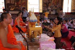 ผู้อำนวยการโรงเรียนสาธิตจุฬาฯ ฝ่ายประถม (รศ.สุพร ชัยเดชสุริยะ) พร้อมด้วยคณาจารย์ และนักเรียนนำเทียนพรรษาไปประกอบพิธีถวายแด่พระสงฆ์ที่วัดสระเกศ