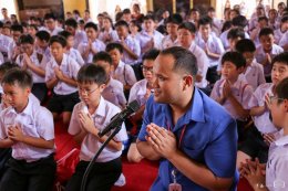 ผู้อำนวยการโรงเรียนสาธิตจุฬาฯ ฝ่ายประถม (รศ.สุพร ชัยเดชสุริยะ) พร้อมด้วยคณาจารย์ และนักเรียนนำเทียนพรรษาไปประกอบพิธีถวายแด่พระสงฆ์ที่วัดสระเกศ