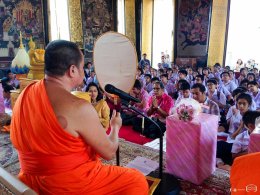 ผู้อำนวยการโรงเรียนสาธิตจุฬาฯ ฝ่ายประถม (รศ.สุพร ชัยเดชสุริยะ) พร้อมด้วยคณาจารย์ และนักเรียนนำเทียนพรรษาไปประกอบพิธีถวายแด่พระสงฆ์ที่วัดสระเกศ