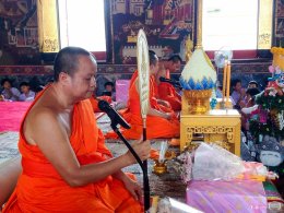 ผู้อำนวยการโรงเรียนสาธิตจุฬาฯ ฝ่ายประถม (รศ.สุพร ชัยเดชสุริยะ) พร้อมด้วยคณาจารย์ และนักเรียนนำเทียนพรรษาไปประกอบพิธีถวายแด่พระสงฆ์ที่วัดสระเกศ