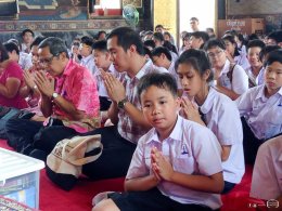 ผู้อำนวยการโรงเรียนสาธิตจุฬาฯ ฝ่ายประถม (รศ.สุพร ชัยเดชสุริยะ) พร้อมด้วยคณาจารย์ และนักเรียนนำเทียนพรรษาไปประกอบพิธีถวายแด่พระสงฆ์ที่วัดสระเกศ