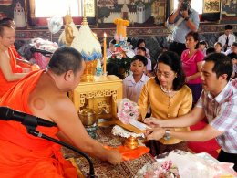 ผู้อำนวยการโรงเรียนสาธิตจุฬาฯ ฝ่ายประถม (รศ.สุพร ชัยเดชสุริยะ) พร้อมด้วยคณาจารย์ และนักเรียนนำเทียนพรรษาไปประกอบพิธีถวายแด่พระสงฆ์ที่วัดสระเกศ