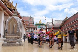 ผู้อำนวยการโรงเรียนสาธิตจุฬาฯ ฝ่ายประถม (รศ.สุพร ชัยเดชสุริยะ) พร้อมด้วยคณาจารย์ และนักเรียนนำเทียนพรรษาไปประกอบพิธีถวายแด่พระสงฆ์ที่วัดสระเกศ