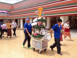 ผู้อำนวยการโรงเรียนสาธิตจุฬาฯ ฝ่ายประถม (รศ.สุพร ชัยเดชสุริยะ) พร้อมด้วยคณาจารย์ และนักเรียนนำเทียนพรรษาไปประกอบพิธีถวายแด่พระสงฆ์ที่วัดสระเกศ