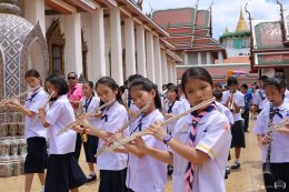 ผู้อำนวยการโรงเรียนสาธิตจุฬาฯ ฝ่ายประถม (รศ.สุพร ชัยเดชสุริยะ) พร้อมด้วยคณาจารย์ และนักเรียนนำเทียนพรรษาไปประกอบพิธีถวายแด่พระสงฆ์ที่วัดสระเกศ
