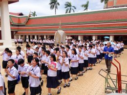 ผู้อำนวยการโรงเรียนสาธิตจุฬาฯ ฝ่ายประถม (รศ.สุพร ชัยเดชสุริยะ) พร้อมด้วยคณาจารย์ และนักเรียนนำเทียนพรรษาไปประกอบพิธีถวายแด่พระสงฆ์ที่วัดสระเกศ