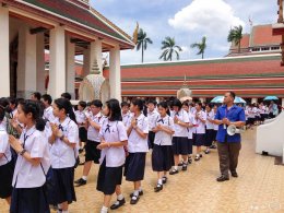 ผู้อำนวยการโรงเรียนสาธิตจุฬาฯ ฝ่ายประถม (รศ.สุพร ชัยเดชสุริยะ) พร้อมด้วยคณาจารย์ และนักเรียนนำเทียนพรรษาไปประกอบพิธีถวายแด่พระสงฆ์ที่วัดสระเกศ