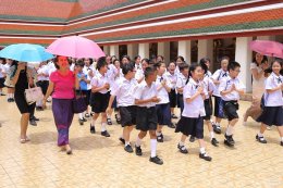 ผู้อำนวยการโรงเรียนสาธิตจุฬาฯ ฝ่ายประถม (รศ.สุพร ชัยเดชสุริยะ) พร้อมด้วยคณาจารย์ และนักเรียนนำเทียนพรรษาไปประกอบพิธีถวายแด่พระสงฆ์ที่วัดสระเกศ