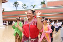 ผู้อำนวยการโรงเรียนสาธิตจุฬาฯ ฝ่ายประถม (รศ.สุพร ชัยเดชสุริยะ) พร้อมด้วยคณาจารย์ และนักเรียนนำเทียนพรรษาไปประกอบพิธีถวายแด่พระสงฆ์ที่วัดสระเกศ
