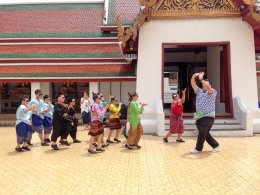 ผู้อำนวยการโรงเรียนสาธิตจุฬาฯ ฝ่ายประถม (รศ.สุพร ชัยเดชสุริยะ) พร้อมด้วยคณาจารย์ และนักเรียนนำเทียนพรรษาไปประกอบพิธีถวายแด่พระสงฆ์ที่วัดสระเกศ