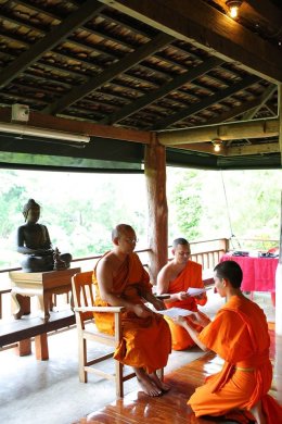 พิธีปิดโครงการพระนักเขียน ภาคเหนือ พระมหาประสิทธ์ ญาณปฺปทีโป วิจารณ์งานเขียน และให้ผู้เข้าอบรมฝึกเขียนถ่ายทอดความรู้สึก