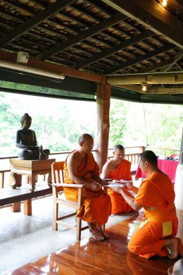 พิธีปิดโครงการพระนักเขียน ภาคเหนือ พระมหาประสิทธ์ ญาณปฺปทีโป วิจารณ์งานเขียน และให้ผู้เข้าอบรมฝึกเขียนถ่ายทอดความรู้สึก