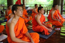 พิธีปิดโครงการพระนักเขียน ภาคเหนือ พระมหาประสิทธ์ ญาณปฺปทีโป วิจารณ์งานเขียน และให้ผู้เข้าอบรมฝึกเขียนถ่ายทอดความรู้สึก