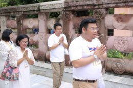 พระวิทยากรกระบวนธรรม พร้อมเพรียงกันเดินประทักษิณาเวียนรอบเจดีย์พุทธคยา ซึ่งเป็นพุทธสังเวชนียสถานที่สำคัญที่สุดใน ๑ ใน ๔ สังเวชนียสถาน